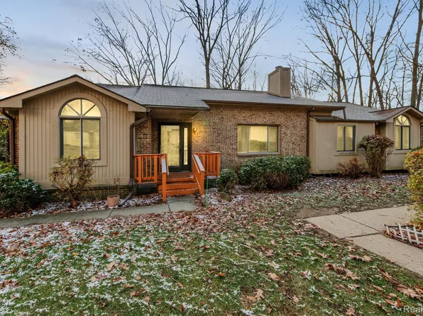 6388 Brookview Ln, West Bloomfield, MI 48322