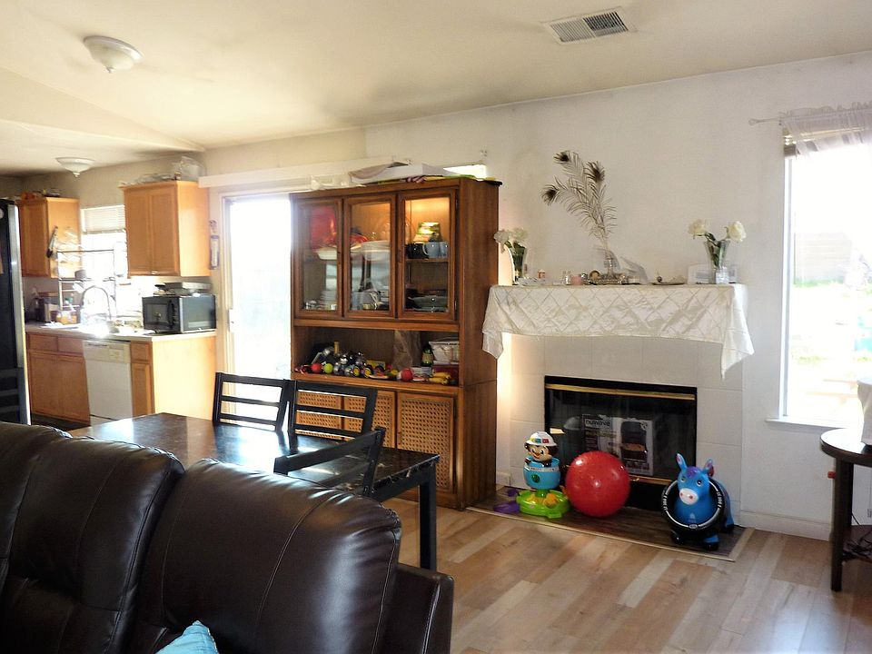 2nd image of 2249 1/2 Sequoia St