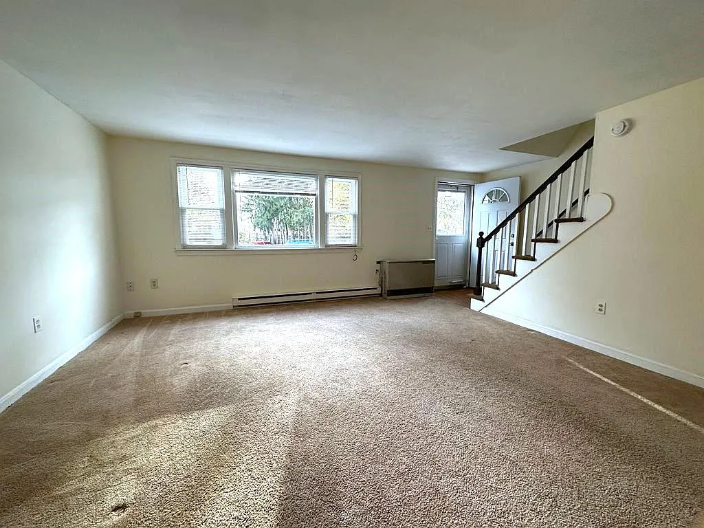3 bed, 1.5 bath, 1060 sqft, $2,050 — Photo 3