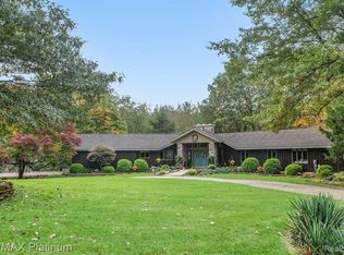 2155 Pine Grove Ln, Pinckney, MI 48169