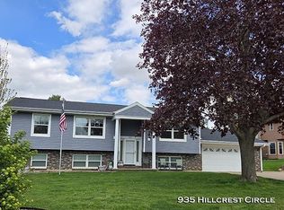 935 Hillcrest Cir, Platteville, WI 53818