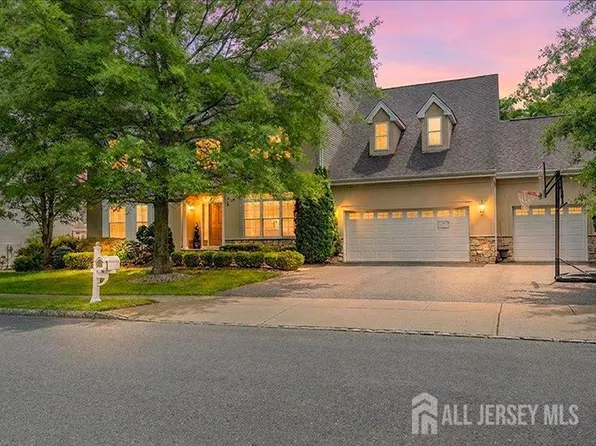 6 Huggins Ln, Manalapan, NJ 07726