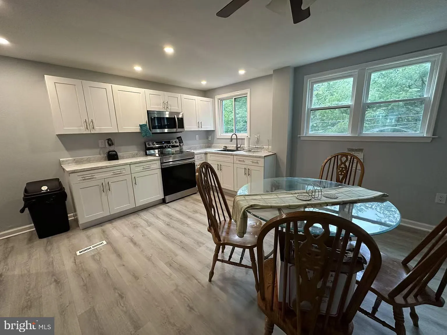 3 bed, 1.0 bath, 1125 sqft, $2,200 — Photo 4