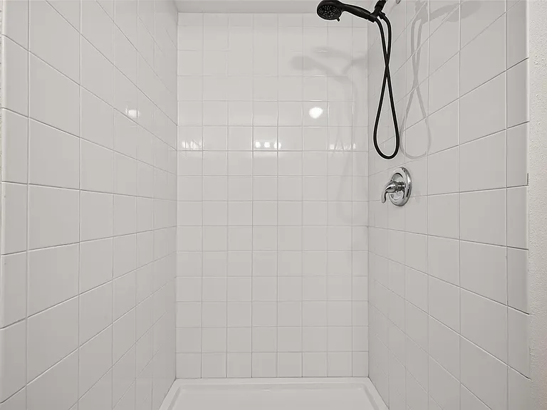 7407 Cortes Dr — Photo 24