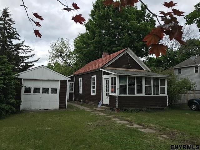 2nd image of 117 Middle Ave