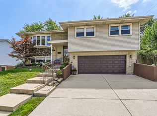 8853 W 89th St, Hickory Hills, IL 60457