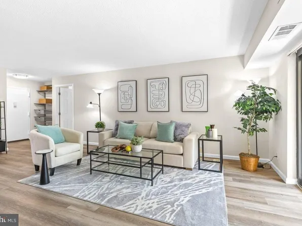 309 Yoakum Pkwy APT 204, Alexandria, VA 22304