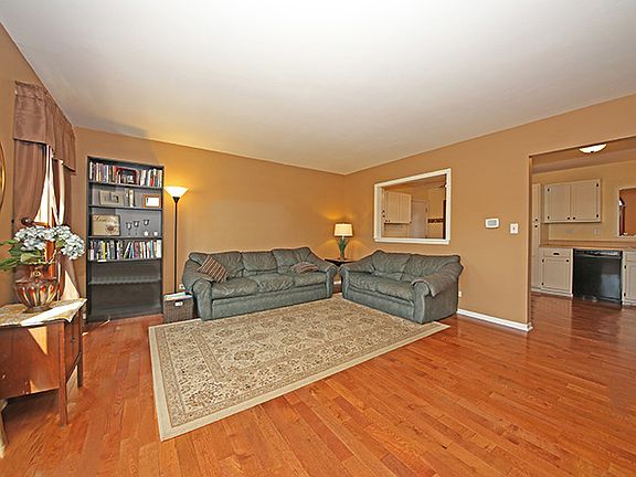 3rd image of 1215 Evergreen Dr
