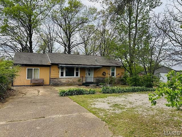 1st image of 815 Lakeshore Dr