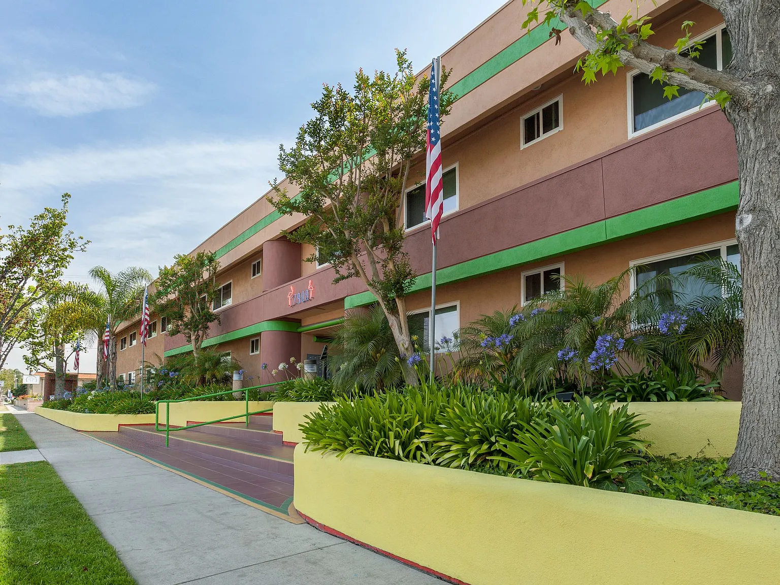 Flamingo Apartments — Photo 2