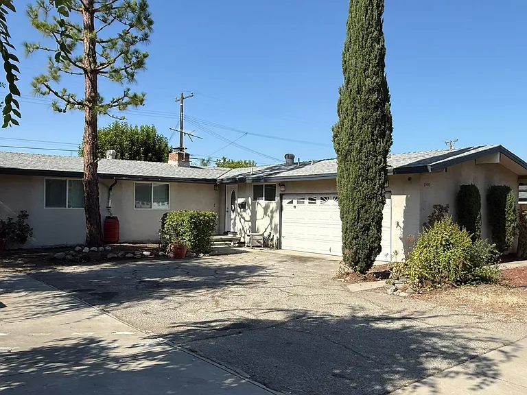 1002 E Walnut Ave — Photo 1
