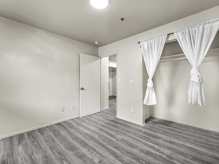 5243 Huntington Dr N #5 — Photo 3
