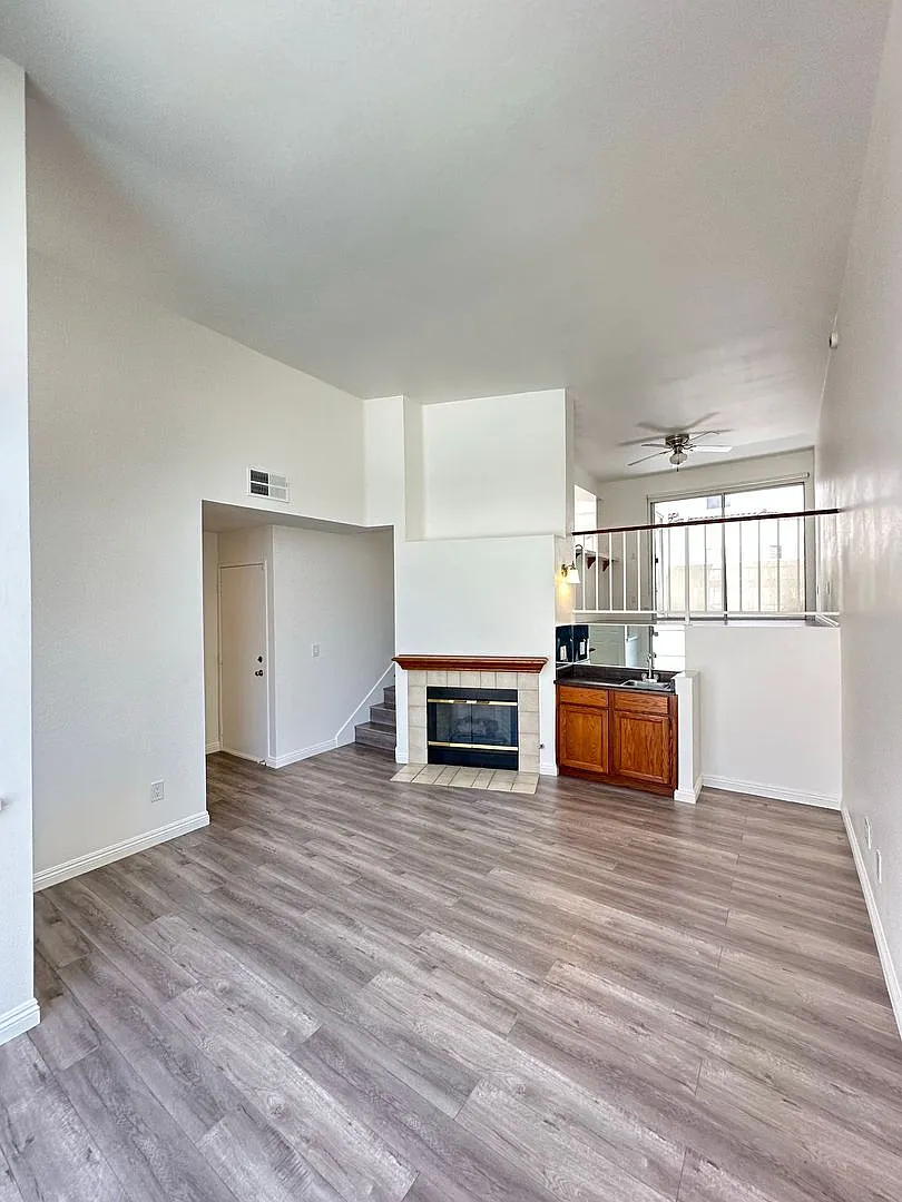 Sherman Oaks - Stunning 2 Bed Townhonme - Wood Floors - Central Heat/Air - 2 Car Garage! — Photo 3