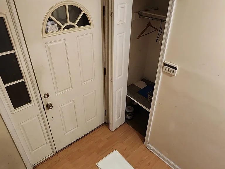 17 King Charles Ct — Photo 2