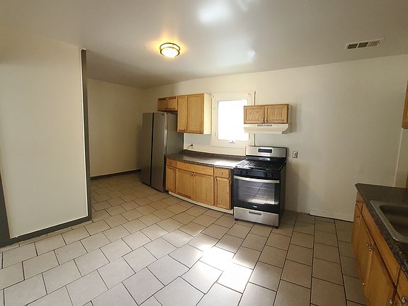 2nd image of 27 Lilac St #2