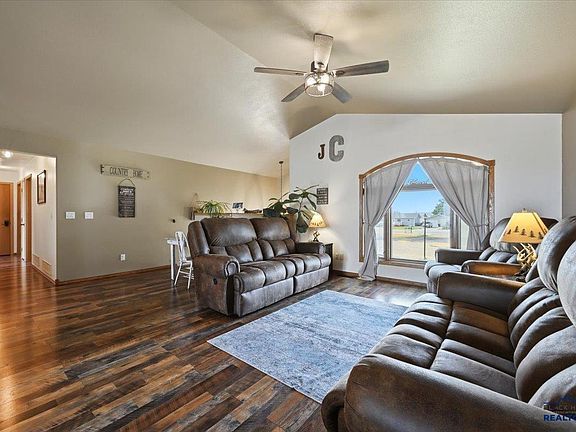 3rd image of 1301 Hilltop Cir