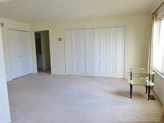 4th image of 23009 Liberty St