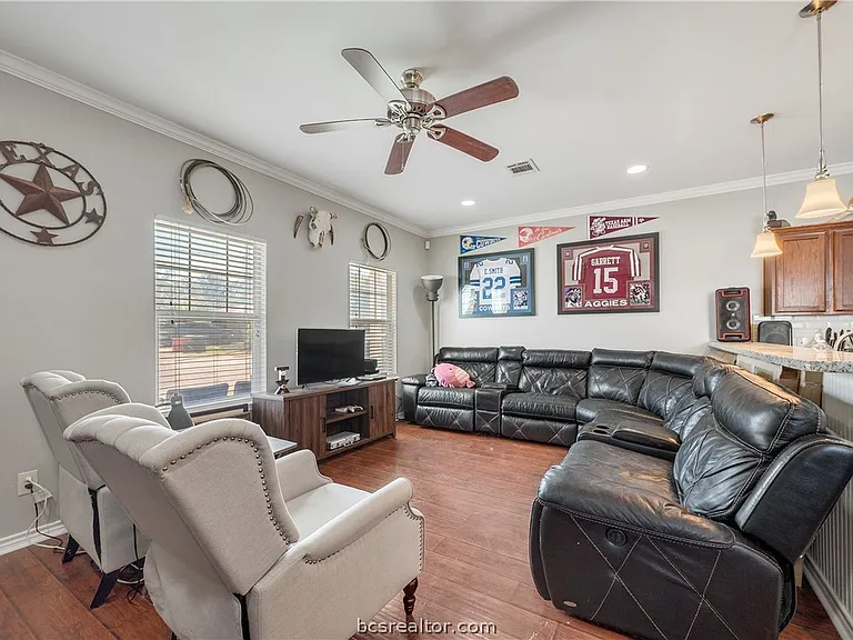 114 Lynn Dr — Photo 3