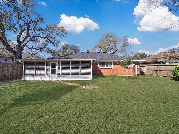 4th image of 990 Redway Ln