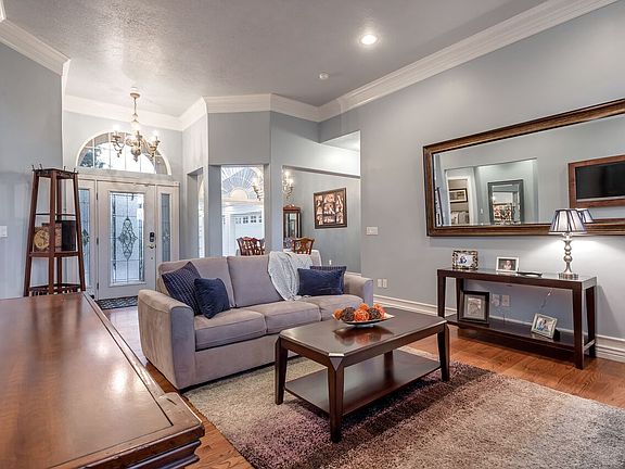 3rd image of 165 W Oak Cir