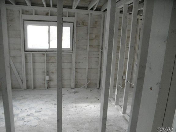 5th image of 364 Carnation Dr
