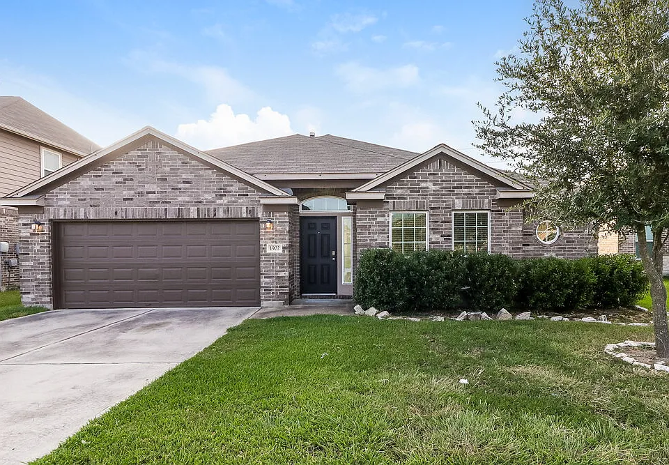 1902 Walnut Green Cir