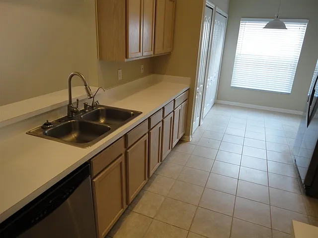 4 bed, 2.0 bath, 1665 sqft, $2,360 — Photo 2