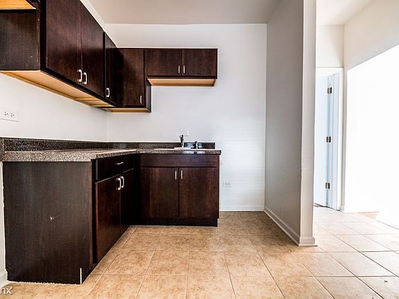 400 S Laramie Ave Apartments Chicago Kitchen_02