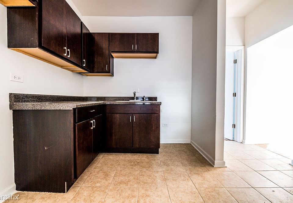 400 S Laramie Ave Apartments Chicago Kitchen_02