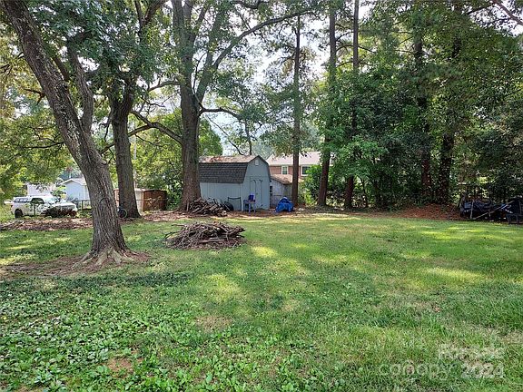 3rd image of 904 Timberlane Dr