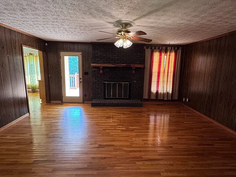 330 Heards Ln — Photo 9