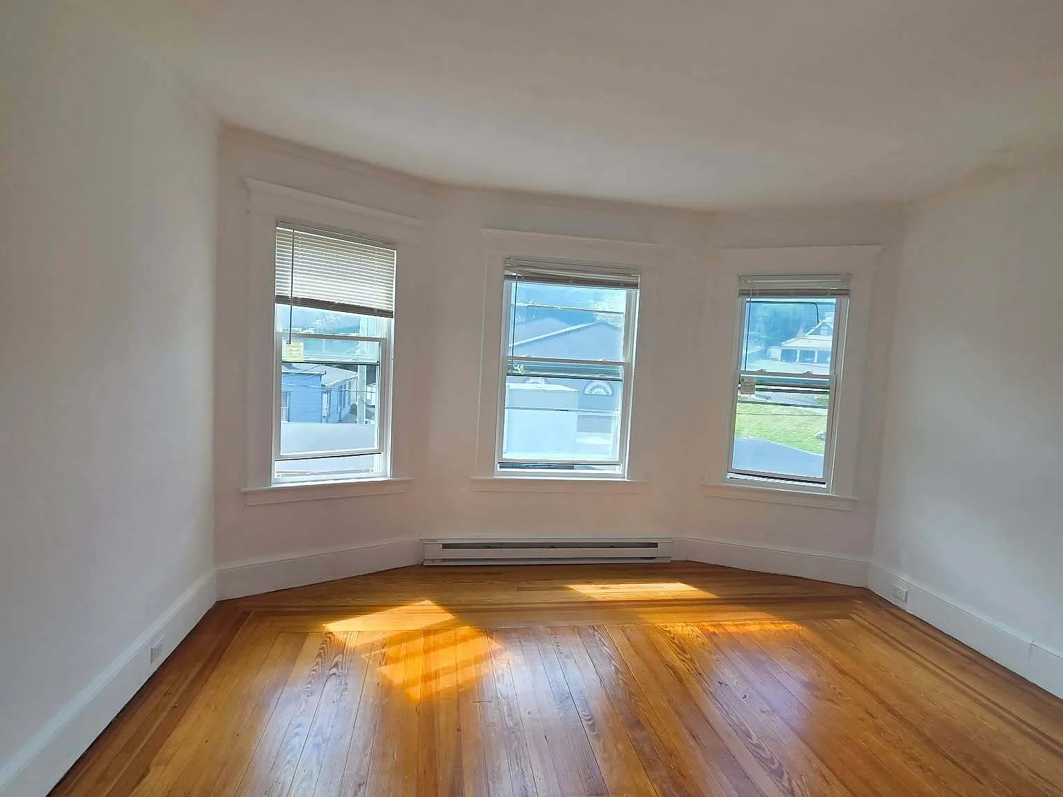 3 bed, 1.0 bath, 13114 sqft, $1,750 — Photo 2