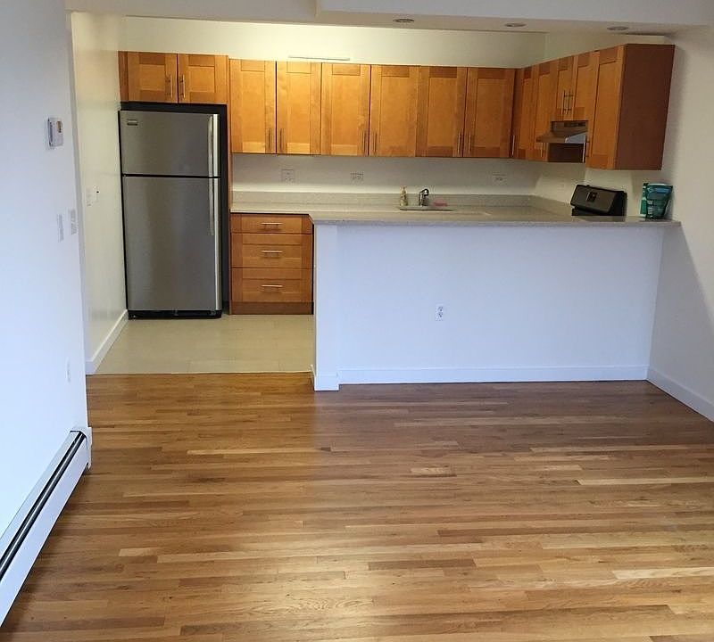 1st image of 2544 Crescent St APT 4C
