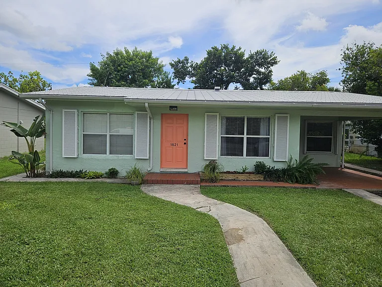 1621 Seaway Dr — Photo 2