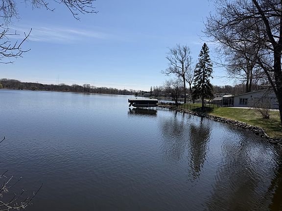 3rd image of 2065 Long Lake Rd