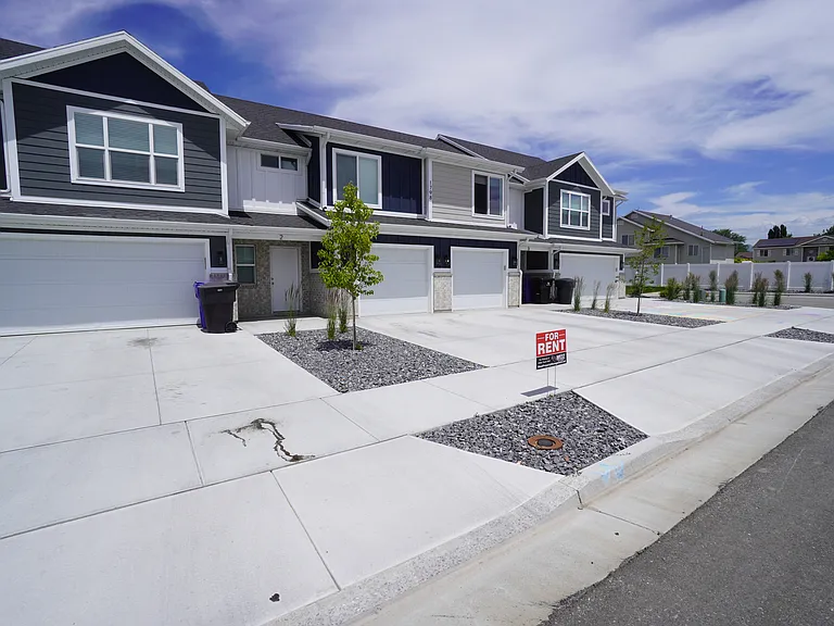 3 bed, 2.5 bath, 1385 sqft, $1,845 — Photo 1
