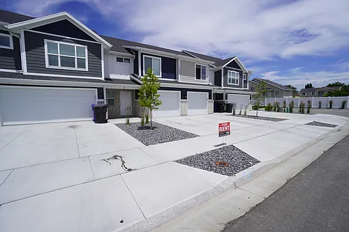 3 bed, 2.5 bath, 1385 sqft, $1,845 Photo 1 3 bed, 2.5 bath, 1385 sqft, $1,845 Photo 1