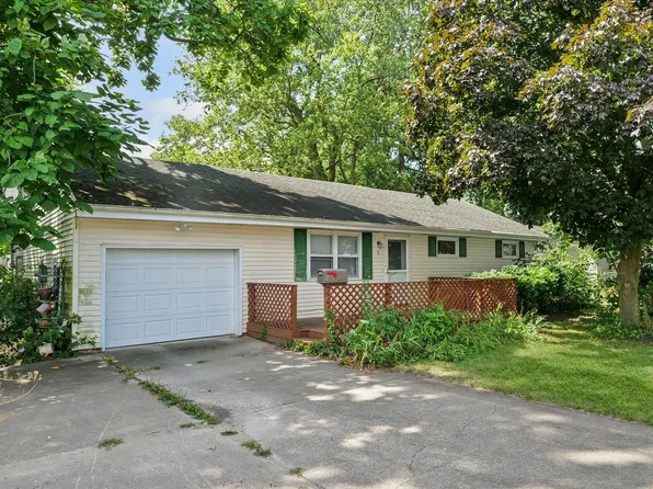 2 Circle Dr, Fisher, IL 61843
