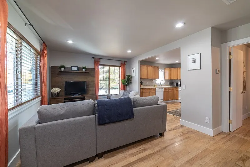 Amazing location! Landscaping included! Located between Downtown and The Box Factory! — Photo 4