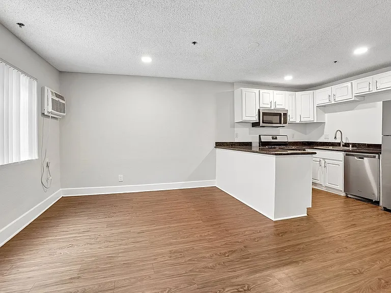 700 S. Berendo Ave — Photo 12