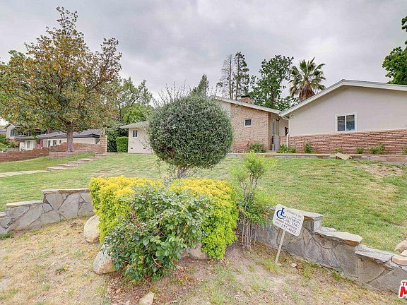 3rd image of 24833 Peachland Ave