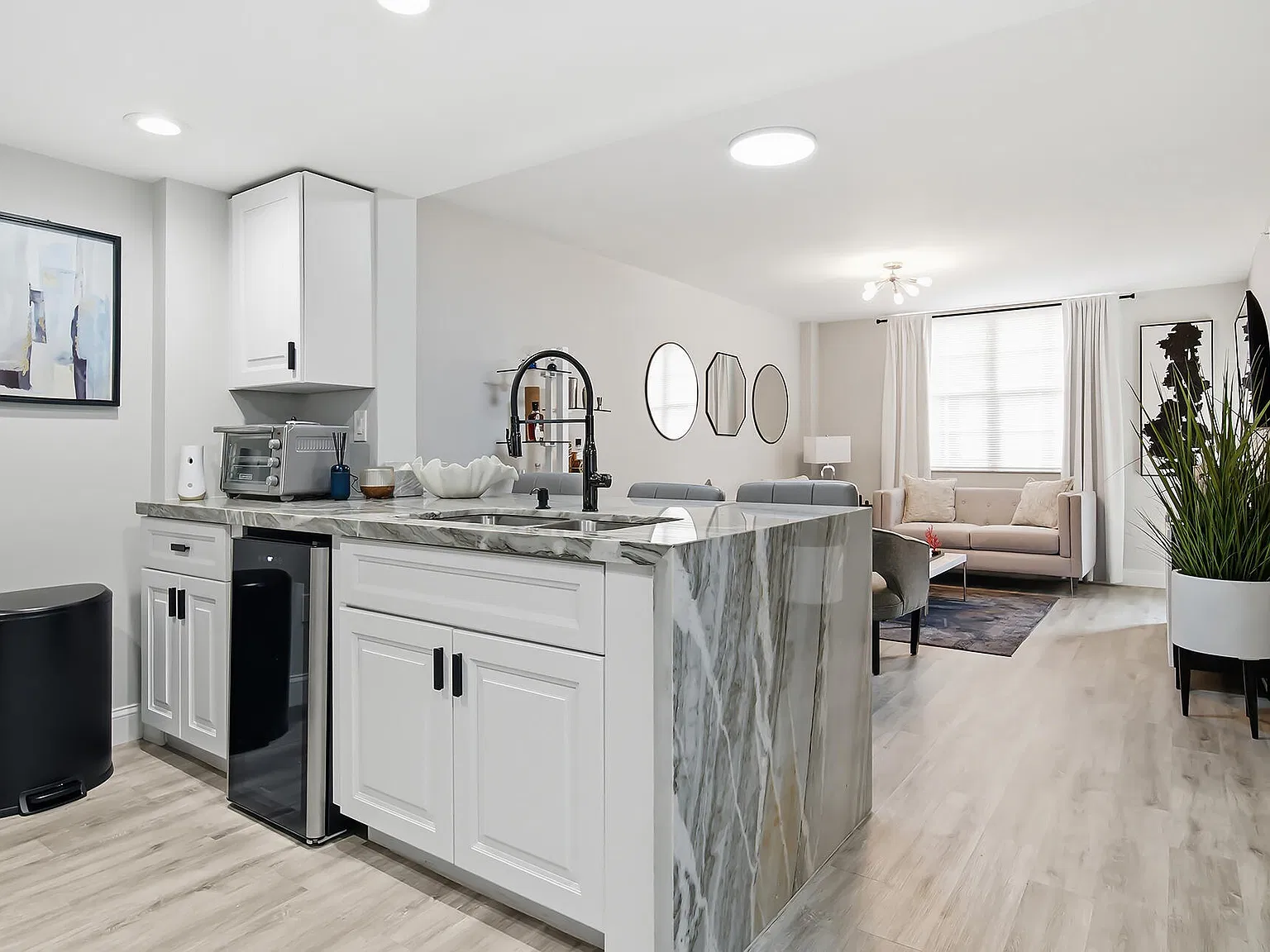 1 bed, 1.0 bath, 662 sqft, $4,000 — Photo 2