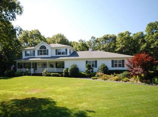 27 Farmhouse Dr, Ridge, NY 11961