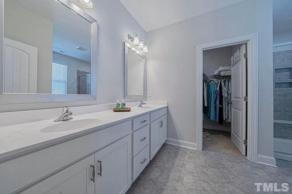 1305 White Beach Ln — Photo 2