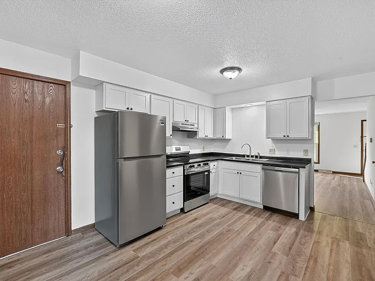 6839-6841 Woodlake — Photo 1
