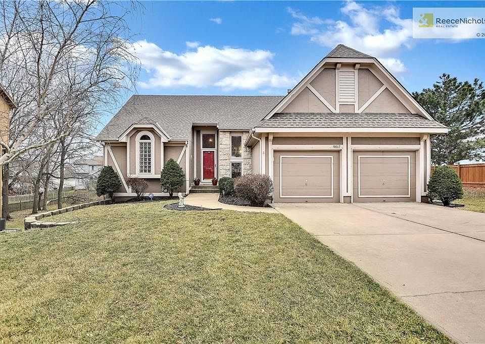 Reverse 1.5 story in Hamptonshire neighborhood.