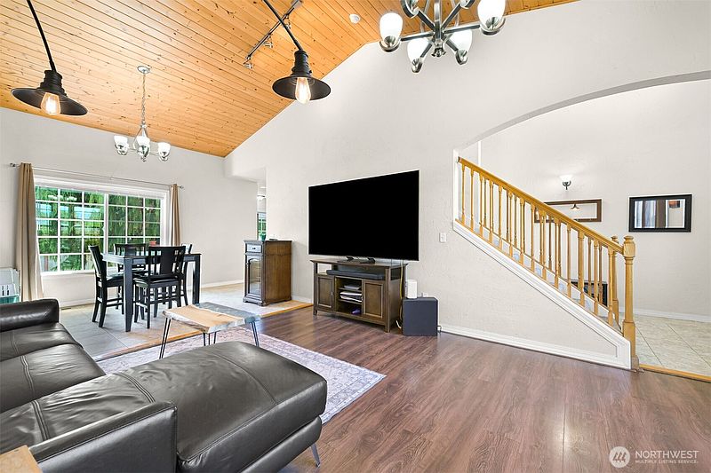 3rd image of 601 Jennings Avenue
