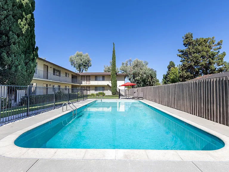 Bernardo Apartments — Photo 10
