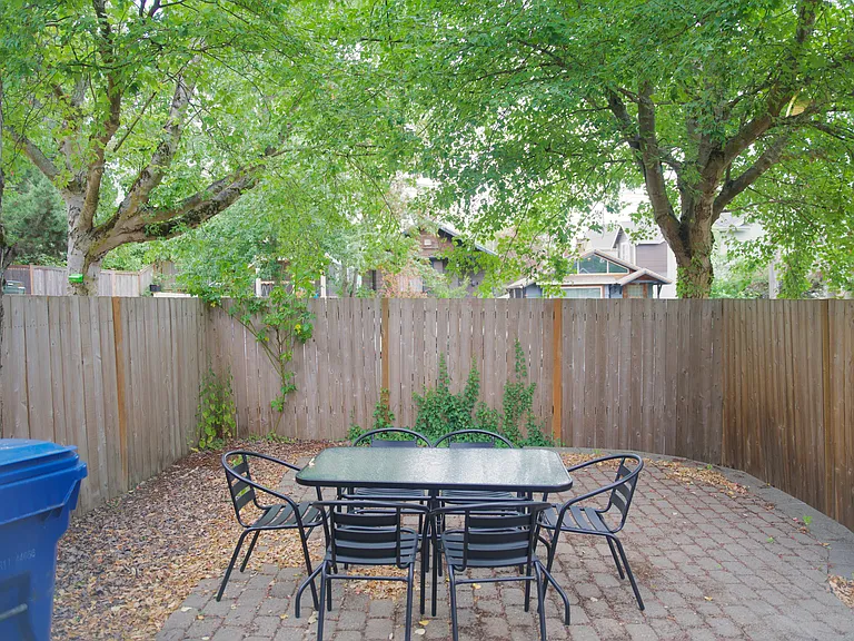 2613 E Union St — Photo 9