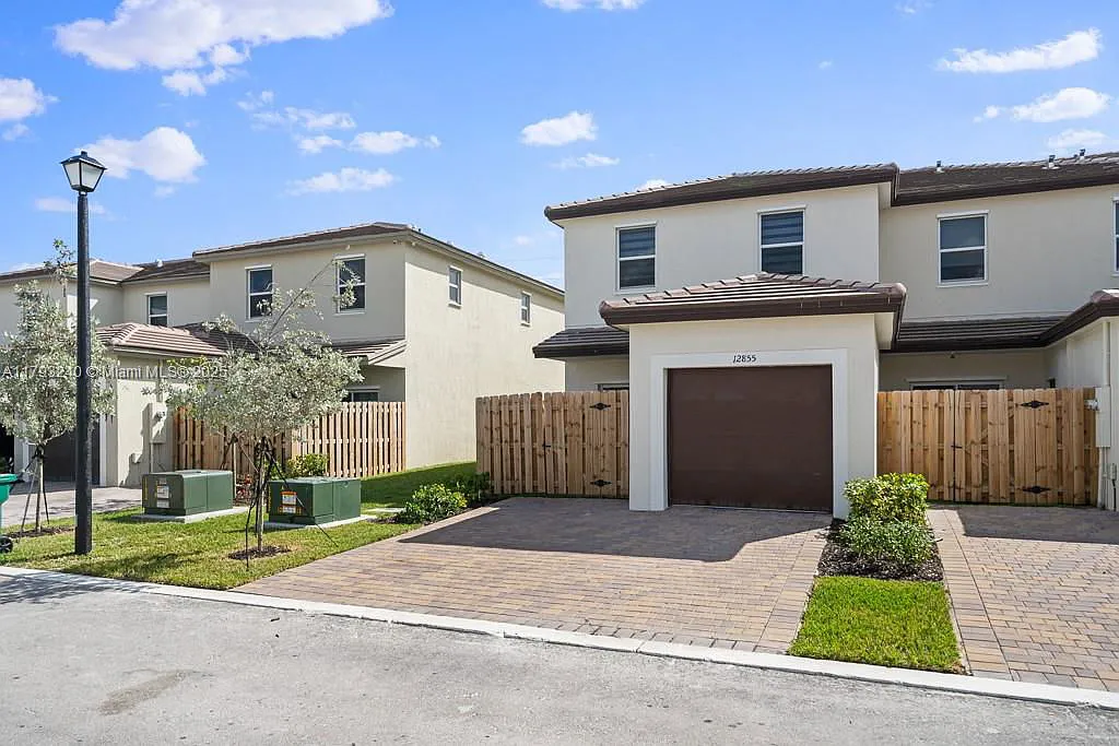 4 bed, 2.5 bath, 1872 sqft, $3,200 — Photo 3